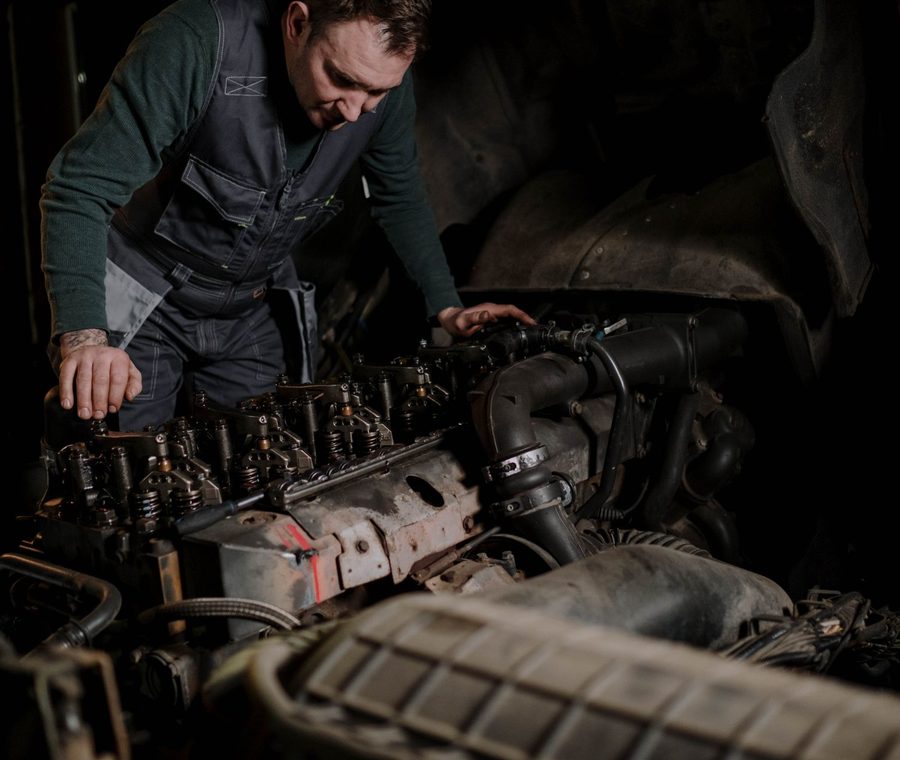 Mecanico revisando la culata y los inyectores de un motor diesel